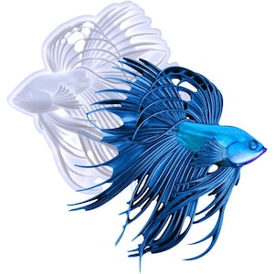 Pode incluir: Um peixe betta azul com barbatanas longas e fluidas. O peixe está nadando com a cauda espalhada atrás dele. O peixe está na frente de um peixe branco translúcido com barbatanas longas e fluidas.