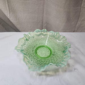 Cuenco con borde con volados y diseño de múltiples bucles opalescente verde de Jefferson Glass de 1908