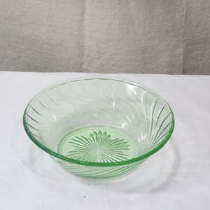 Vintage Green Uranium Vaseline US Swirl Pattern depression glass Berry Bowl