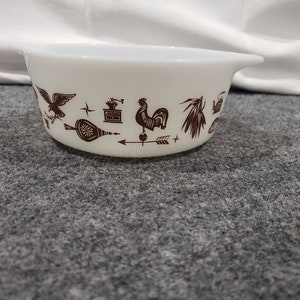 Vintage PYREX 1 1/2 qt. Early American #474B Brown on White Casserole Dish