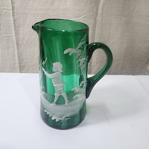 Jarra de vidrio soplado Mary Gregory verde antiguo 6&quot; H