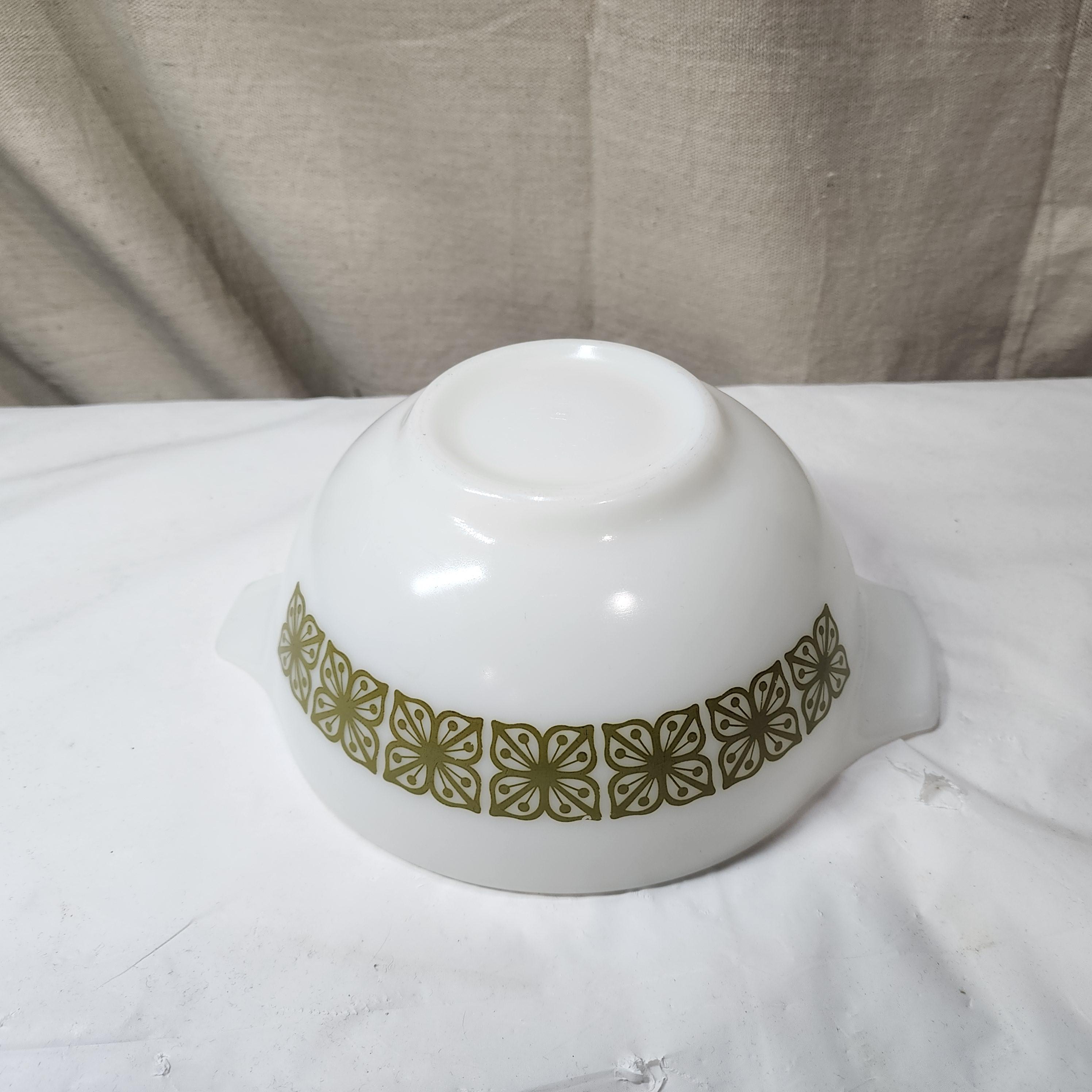 Vintage PYREX Double Handle Bowl 4 Qt Verde Green Dutch Clover