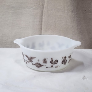 Vintage Pyrex EARLY AMERICAN Casserole Dish 472 White Brown 1.5 Quart No Lid
