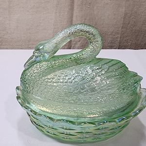 FENTON Willow Green Opalescent Swan On Nest Box 5206 GY