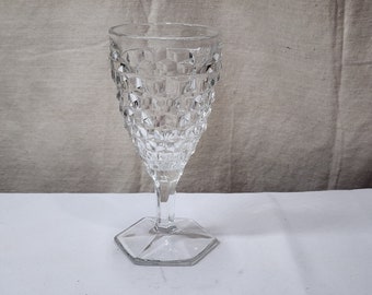 Peut inclure: Un gobelet en verre transparent avec un motif en forme de diamant. Le gobelet a une base hexagonale.