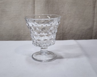Peut inclure: Un gobelet en verre transparent avec un motif en diamant et une courte tige.