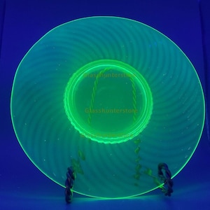 Grüner Vaseline / Uran Depression Glas Swirled Twisted Optic 20,3 cm Lunch Plate