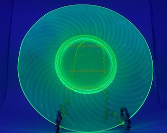 Green Vaseline/Uranium Depression Glass Swirled Twisted Optic 8&quot; Lunch Plate