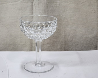 Peut inclure: Une coupe à champagne en verre transparent avec un motif en forme de diamant.