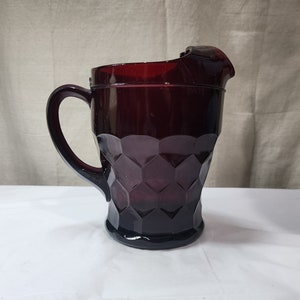 Dzbanek Vintage Anchor Hocking Georgian Pattern Ruby Red z krawędzią lodową