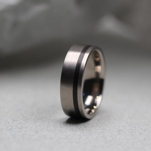 Titan und Carbon-Faser-Ehering matt Finish. Flache Form, bequeme Passform innen. KOSTENLOSE GRAVUR.