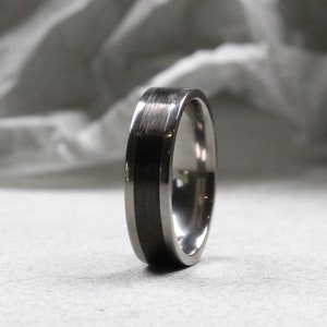 Titan und Carbon-Faser-Ehering poliertes Finish, flache Form. Wohlfühlpass innen. Titan Ehering. KOSTENLOSE GRAVUR.