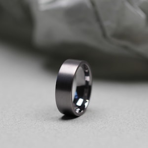Fede nuziale in tantalio, forma piatta all&#39;esterno, vestibilità comoda all&#39;interno, finitura opaca. Anello in tantalio. INCISIONE GRATUITA.