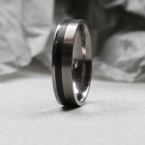 Titan und Carbon-Faser-Ehering matt, polierte Oberfläche. Flache Form, bequeme Passform innen. KOSTENLOSE GRAVUR.