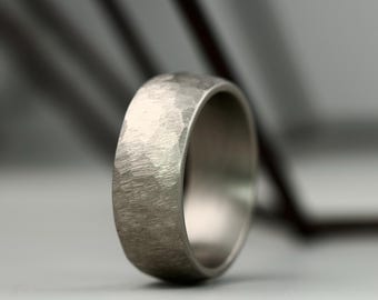 Titanvigselring med mjuk hamrad matt finish. Bekväm passform. Titanvigselring. GRATIS GRAVYR.