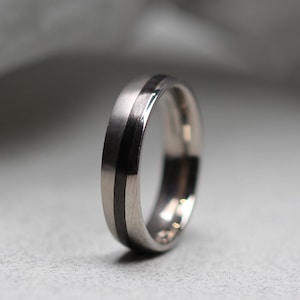 Titan und Kohlefaser Asymmetrisches Muster Ehering. Komfortable Passform. KOSTENLOSE GRAVUR.