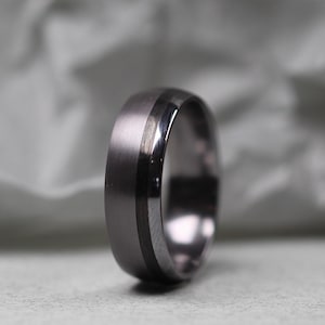 Ehering aus Tantal und Kohlefaser, matt und poliert. Komfortable Passform. Zweifarbiger Ehering. KOSTENLOSE GRAVUR.
