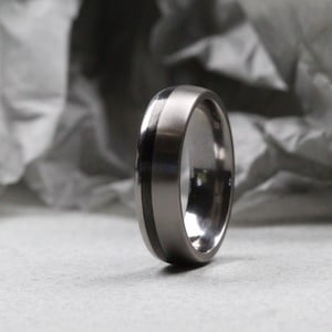 Titan und Carbon-Faser-Ehering matt und poliert. Komfortable Passform. Trauring aus Titan und Carbon. KOSTENLOSE GRAVUR.