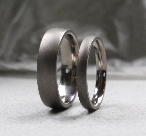 Titanium Wedding Rings Set. Ice-effect matt finish. Matching wedding rings set. Comfort fit. FREE ENGRAVING. 