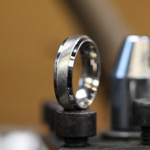 Titan Ehering abgesteppte Kante mattes Finish und poliertes Finish. Gerillter Ehering. Komfortable Passform. Titan Ehering. KOSTENLOSE GRAVUR