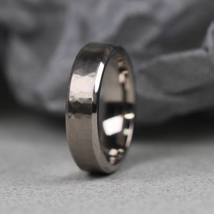 Titan Ehering abgeschrägte Kanten, gehämmerte matte Oberfläche in der Mitte, polierte Kanten. Wohlfühlpass innen. KOSTENLOSE GRAVUR.