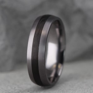Tantal und Carbon-Faser-Hochzeit Ring matt. Komfortable Passform. KOSTENLOSE GRAVUR.