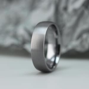 Fede nuziale in tantalio. Fede nuziale in pura tantalio con finitura opaca. Anello in tantalio a forma di corte, vestibilità comoda. INCISIONE GRATUITA.
