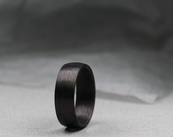 Koolstofvezel trouwring 8 mm. Comfortabele pasvorm. Zwarte trouwring. GRATIS GRAVURE.