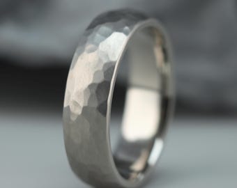 Titanvigselring med hamrad matt finish. Bekväm passform. Titanvigselring. GRATIS GRAVYR.