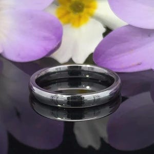 Fede nuziale sottile in tantalio, finitura lucida. Vestibilità comoda, forma a corte. Anello in tantalio. INCISIONE GRATUITA.