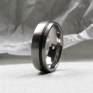 Titan und Carbon-Faser-Ehering matt Finish. Komfortable Passform. Titan Ehering. KOSTENLOSE GRAVUR.