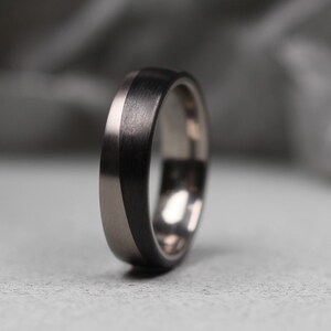 Titan und Kohlefaser Asymmetrische Ehering Matt Finish. Komfortable Passform. Trauring aus Titan und Carbon. KOSTENLOSE GRAVUR.