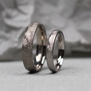 Conjunto de anillos de boda de titanio. Cruz con acabado mate. Conjunto de anillos a juego. Ajuste cómodo. Grabado gratuito.