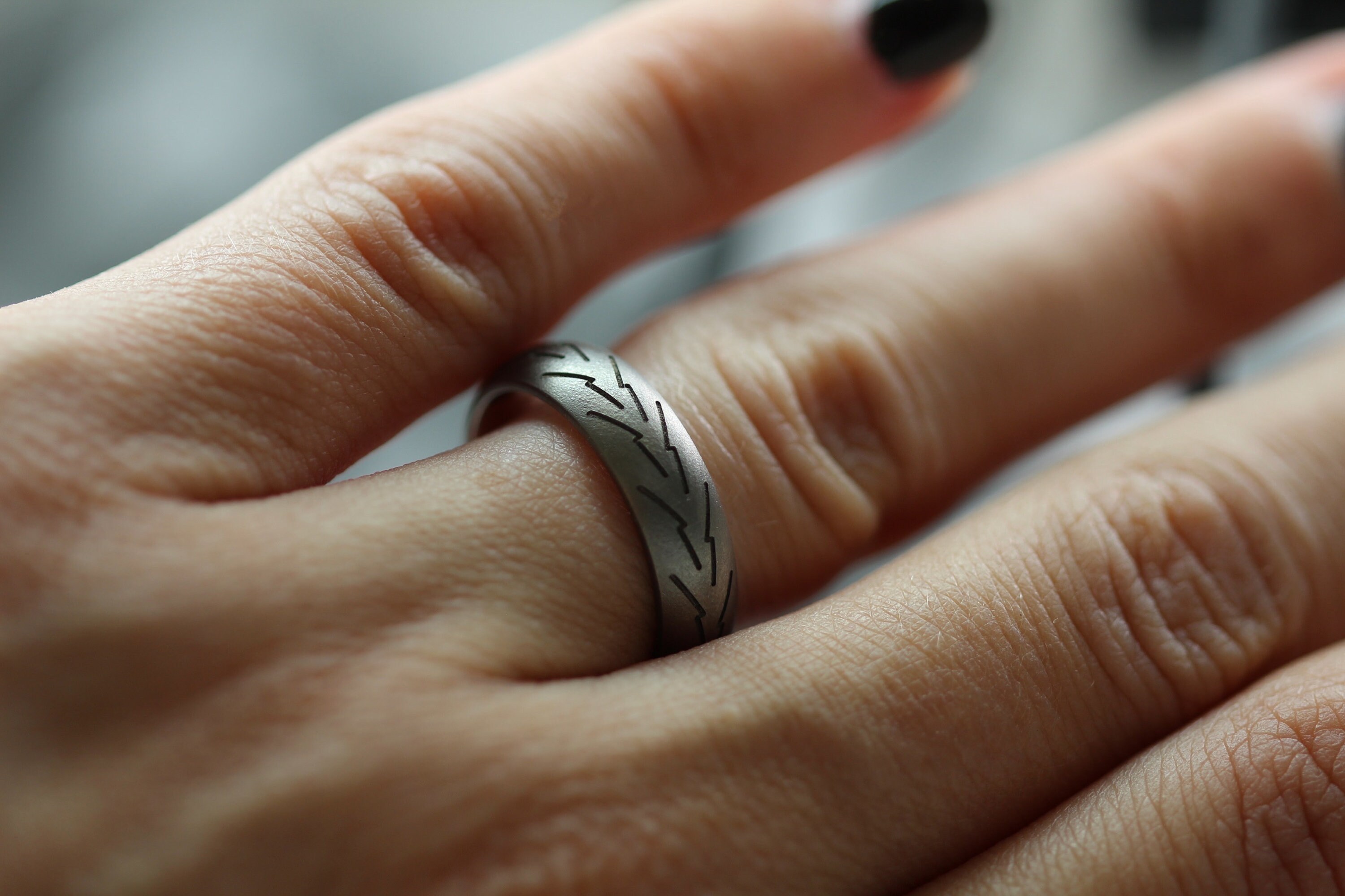 チタン製結婚指輪セット。コルサモーターサイクルタイヤの刻印入り。お