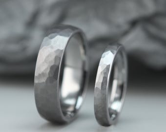 タンタル製結婚指輪セット。ハンマー加工を施したマット仕上げ。お揃い