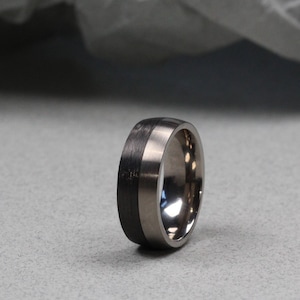 Titan und Carbon-Faser-Ehering matt Finish. Komfortable Passform. Titan Ehering. KOSTENLOSE GRAVUR.
