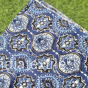 Tessuto di cotone stampato a blocchi blu / Tessuto indiano stampato a mano a blocchi tagliato su misura / Tessuto morbido per cucito, quilting, sartoria, Boho