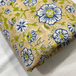 Blauwe katoenen stof met handblokken en bloemenprint: boho naaien en quilten