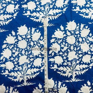 Blauwe katoenen stof met handblokprint: boho-quiltbekleding
