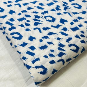 Blauwe katoenen stof met geometrische blokprint: naaimateriaal bohokleding