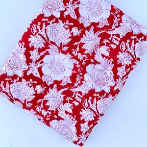 Tessuto rosso stampato a mano con fiori – Tessuto di cotone stampato a fiori tagliato su misura – Materiale da cucito morbido per quilting, sartoria e artigianato