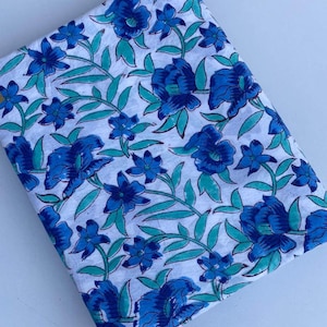 Katoenen stof blauwe blokprint met bloemen: boho-kleermakerij, quilten op maat gesneden