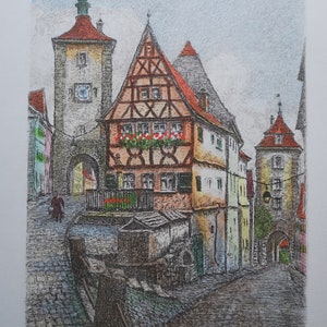 Op de afbeelding: Een handgetekend beeld van een schilderachtig Europees stadsplein met een hoge toren, een vakwerkhuis en een geplaveide straat. De illustratie is in tinten bruin, grijs en groen, met accenten in rood en geel.
