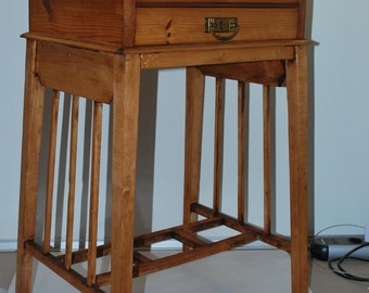 Schöner antiker Tisch, Beistelltisch, Schreibtisch, Nähtisch aus Weichholz.