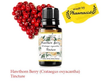 Könnte beinhalten: Eine braune Glasflasche mit Weißdorn-Tinktur und schwarzem Deckel, beschriftet mit dem Text "Hawthorn Berry (Crataegus oxyacantha) Tincture". Im Hintergrund befindet sich eine herzförmige Anordnung roter Beeren. Das Etikett enthält "made by Pharmacist."