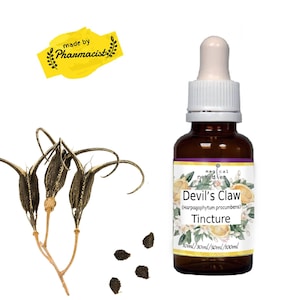 Könnte beinhalten: Eine braune Glasflasche mit Teufelskrallen-Tinktur und einer weißen Pipette. Das Etikett enthält den Text "Devil's Claw Tincture" und "made by Pharmacist". Getrocknete Teile der Teufelskrallenpflanze und Samen sind ebenfalls abgebildet.