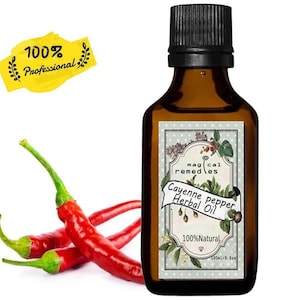 Può includere: Una bottiglia di vetro marrone di "Olio alle erbe di pepe di Cayenna" con un tappo nero e un'etichetta con illustrazioni botaniche. L'immagine include tre peperoncini rossi e uno striscione giallo con "100% Professional".