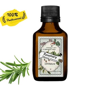 Puede incluir: Una botella de vidrio marrón de extracto de glicerol de romero con tapa negra. La etiqueta dice "Rosemary Glycerol Extract 100% Natural". Una ramita de romero fresco está al lado de la botella. Una pancarta amarilla dice "100% Profesional."