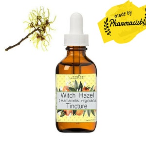 Könnte beinhalten: Eine braune Glasflasche mit Hamamelis-Tinktur und einer weißen Pipette. Das Etikett trägt den Text "Witch Hazel (Hamamelis virginiana) Tincture" und botanische Illustrationen. Ein gelbes Banner trägt die Aufschrift "made by Pharmacist". Ein Zweig mit Hamamelisblüten befindet sich im Hintergrund.