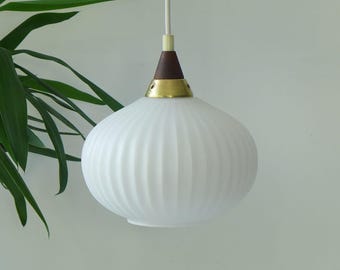 Elegante skandinavische Pendelleuchte – Hängeleuchte der 1950er/60er Jahre – Mid-Century-Modern-Deckenleuchte – Pendelleuchte aus Opalglas und Teakholz